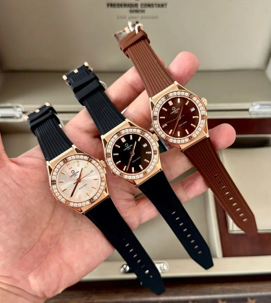 Kính Sapphire chống xước bảo vệ mặt số màu nâu hoàn hảo dưới mọi góc nhìn