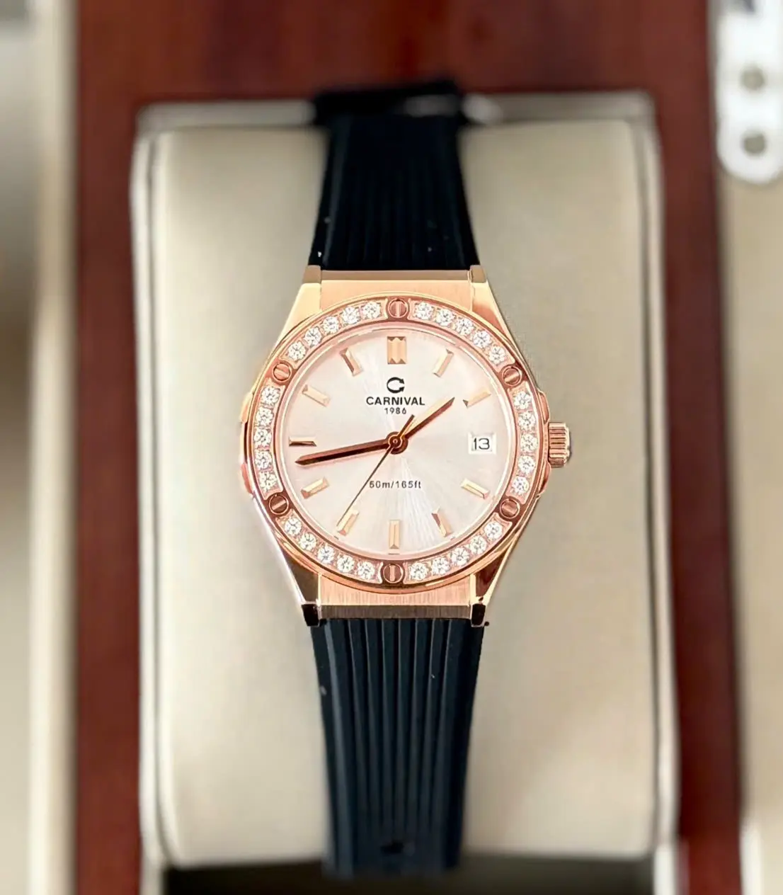 Đồng Hồ Nữ Carnival 8168L2-VH-DCS-T-Viền Vàng Hồng-Dây Cao Su-Mặt Trắng-Pin-Kính Sapphire