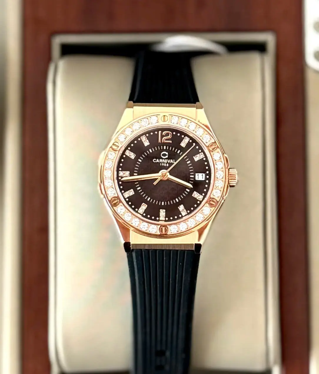 Đồng Hồ Nữ Carnival 8173L2-VH-DCS-D-Viền Vàng Hồng-Dây Cao Su-Mặt Đen-Pin-Kính Sapphire