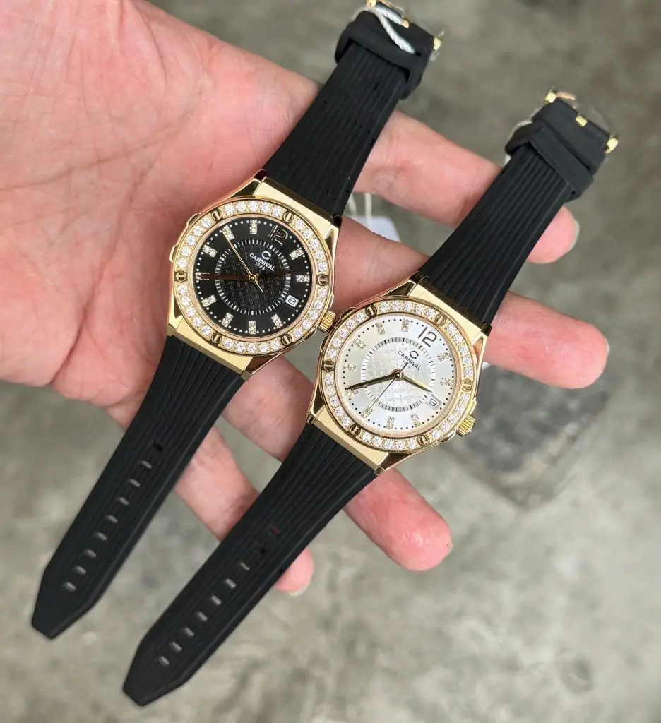 Kính Sapphire chống xước và mặt số đen huyền bí