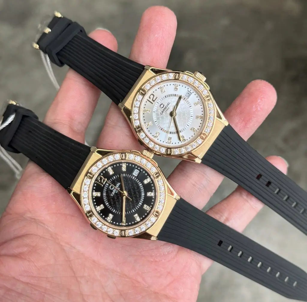Thiết kế mặt kính Sapphire và viền vàng nổi bật