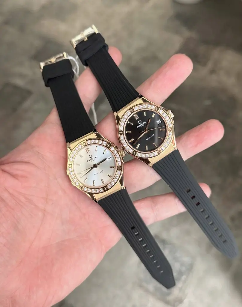Thiết kế mặt kính Sapphire và viền vàng nổi bật