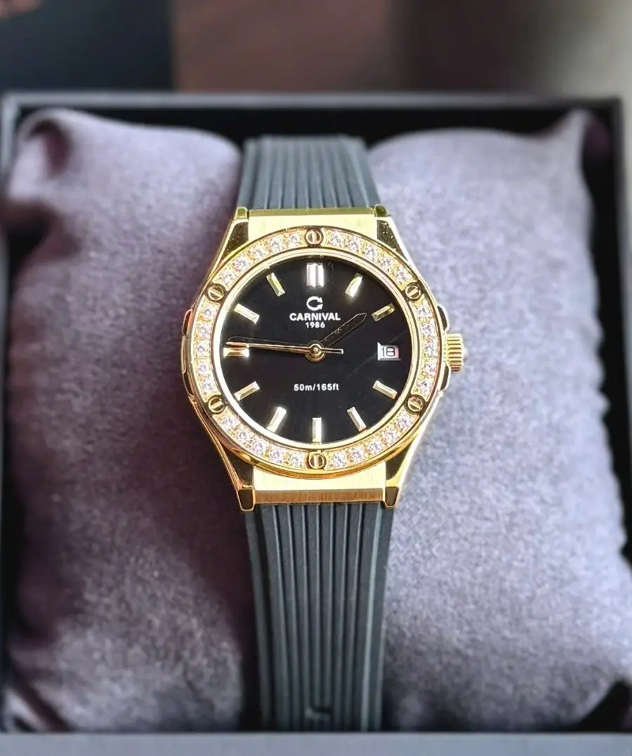 Đồng Hồ Nữ Carnival 8168L2-VV-DCS-D-Viền Vàng-Dây Cao Su-Mặt Đen-Pin-Kính Sapphire