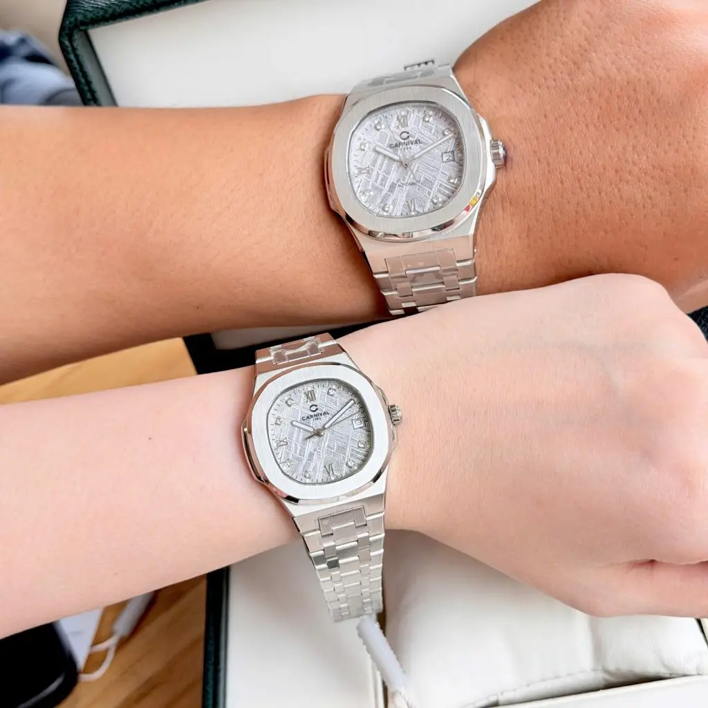 Trang bị kính Sapphire chống xước và khả năng chịu nước 50m