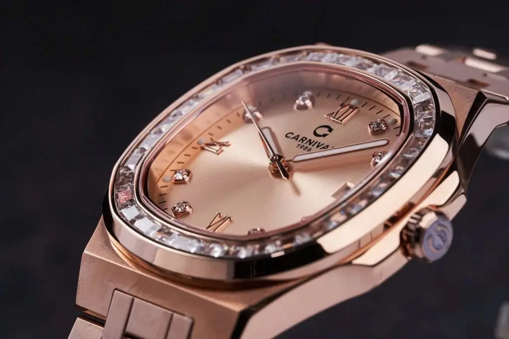 Mặt đồng hồ kích thước 34mm nhỏ gọn phù hợp với cổ tay nữ giới