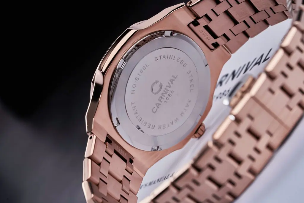 Mặt đồng hồ 34mm nhỏ gọn, phù hợp với cổ tay phái đẹp