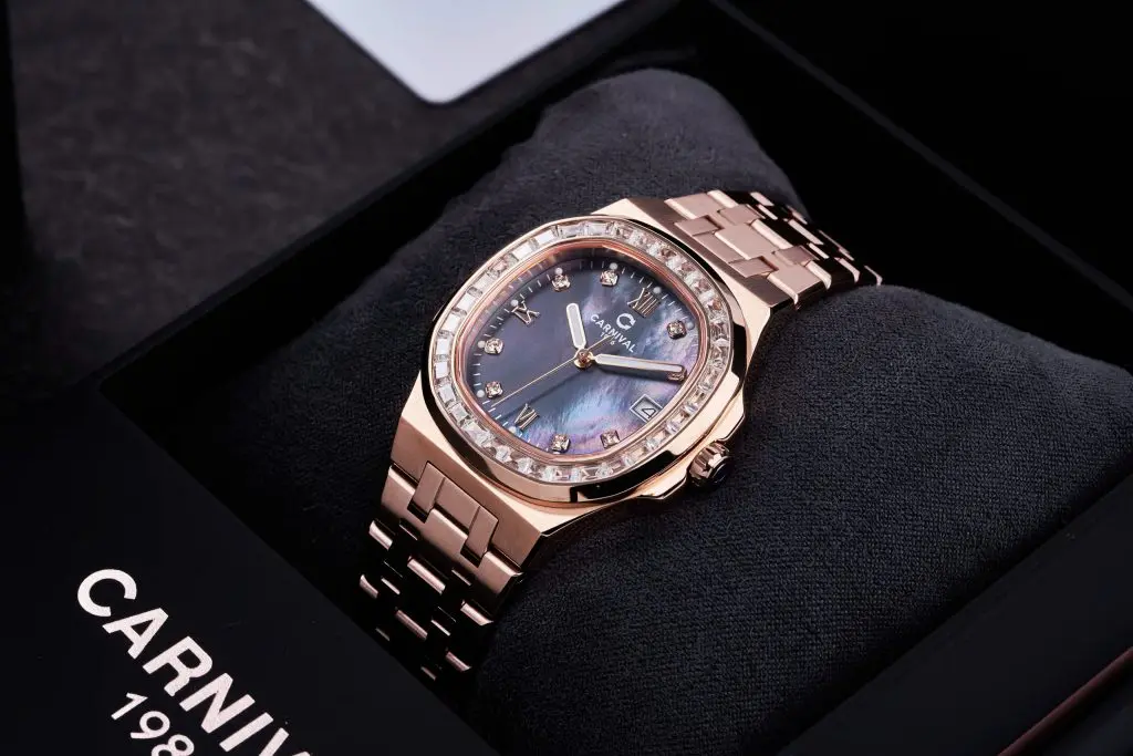Mặt kính Sapphire chống trầy xước cùng bộ máy Thụy Sĩ bền bỉ