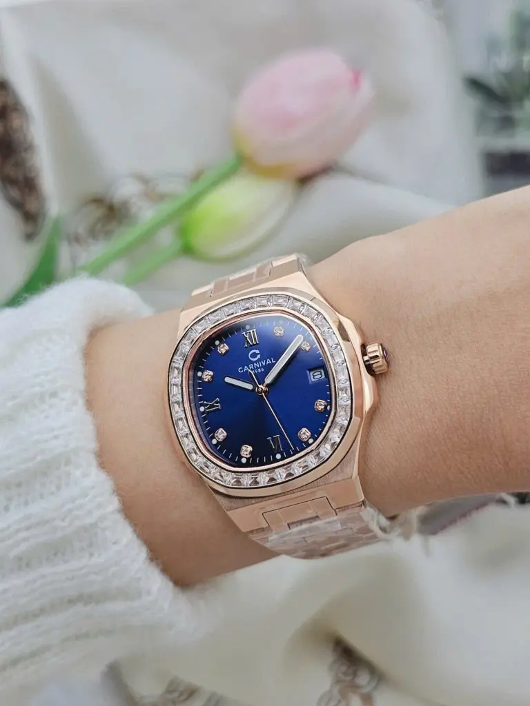 Mặt kính Sapphire và vỏ thép chống gỉ cao cấp