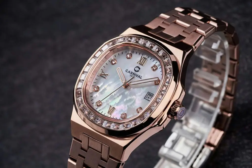Mặt kính Sapphire chống trầy xước và bảo vệ bộ máy