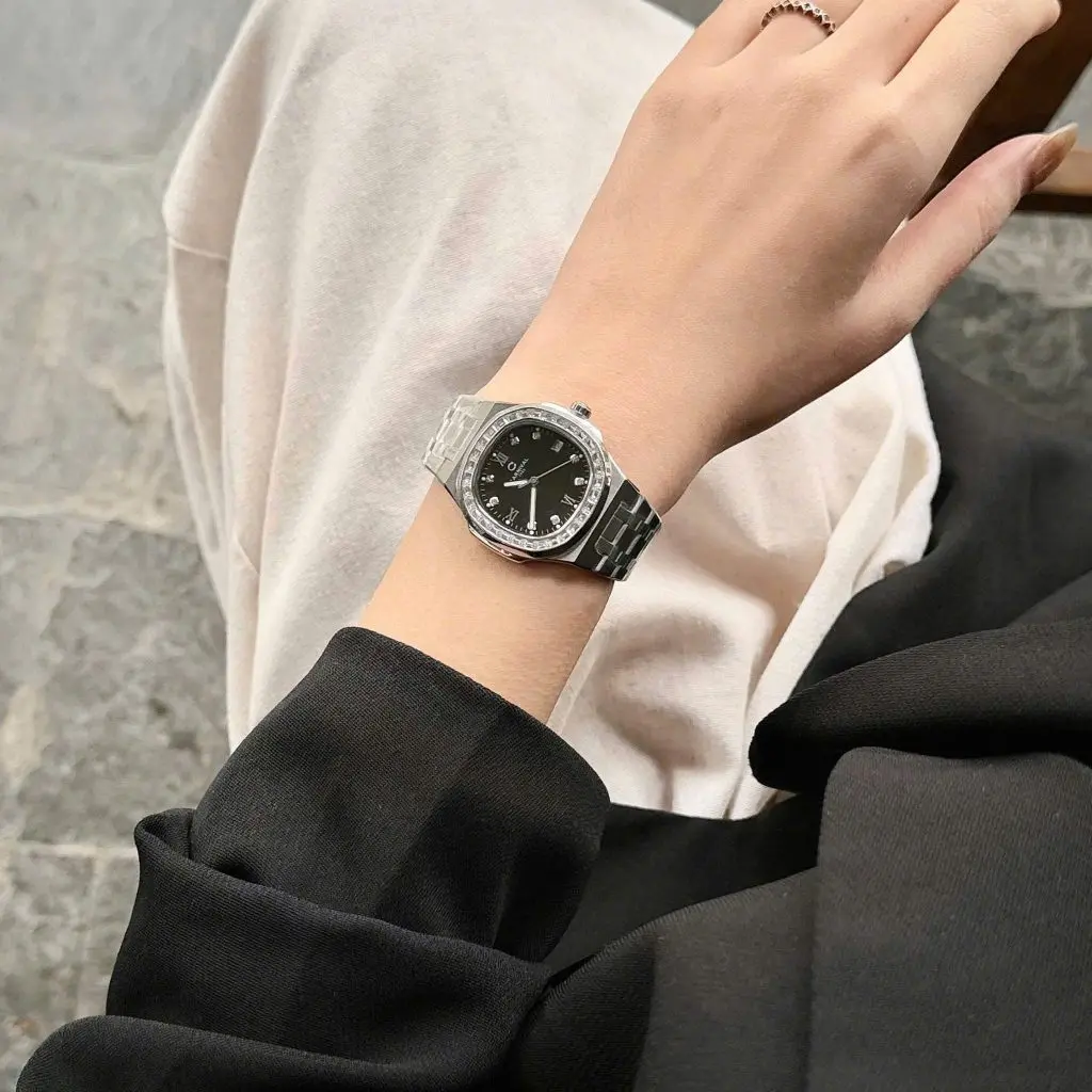 Mặt số 34mm tinh tế kết hợp kim cọc số thanh mảnh phù hợp với cổ tay phái đẹp
