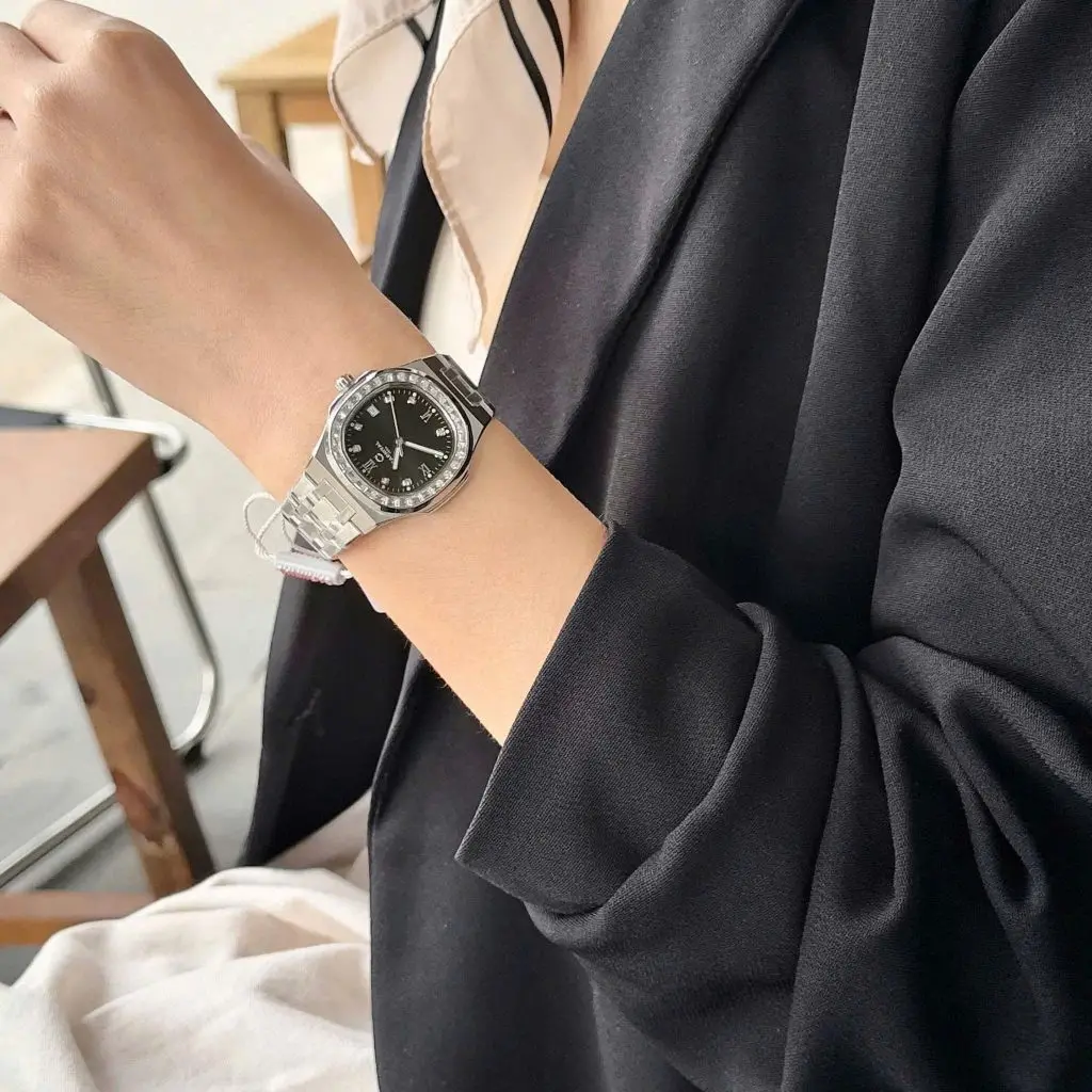 Chất liệu vỏ thép chống gỉ và mặt kính Sapphire bảo vệ đồng hồ tối ưu