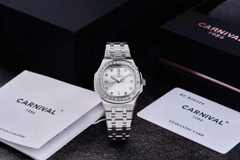 Vẻ đẹp thanh lịch của đồng hồ nữ Carnival trên tay