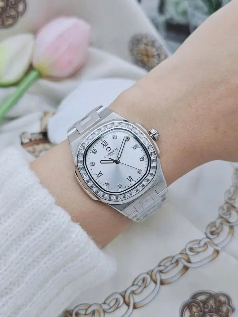 Dây đeo linh hoạt và bộ máy pin chính xác