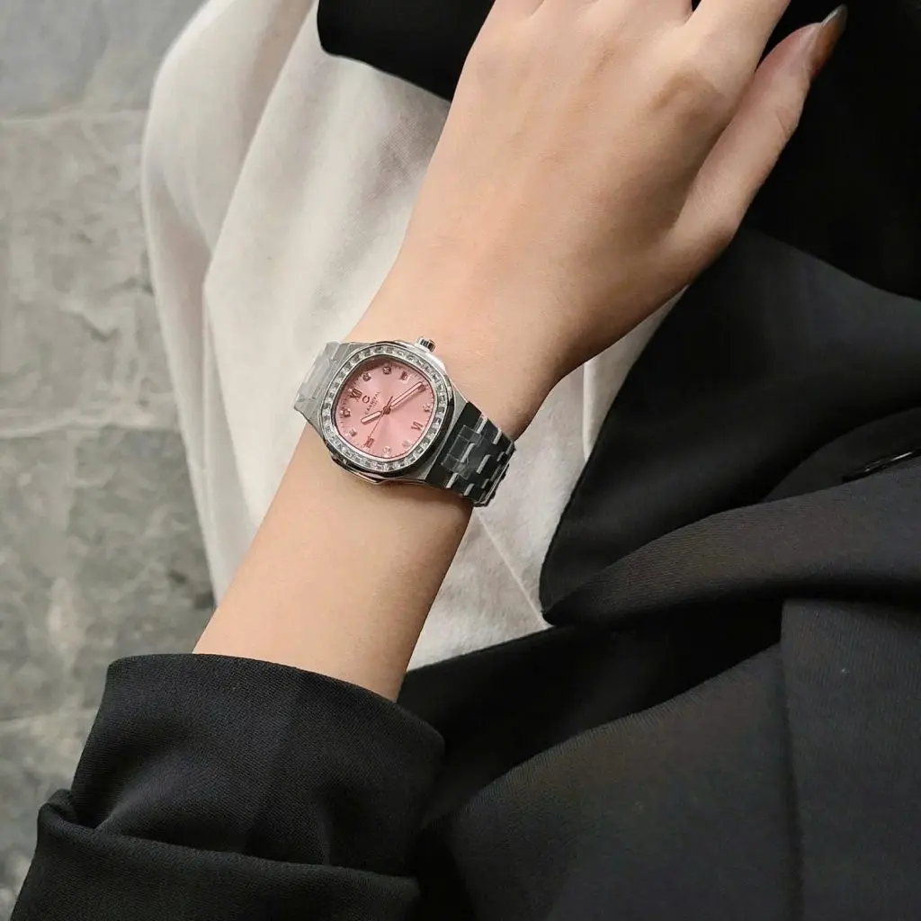 Kích thước mặt 34mm ôm trọn cổ tay của phái đẹp