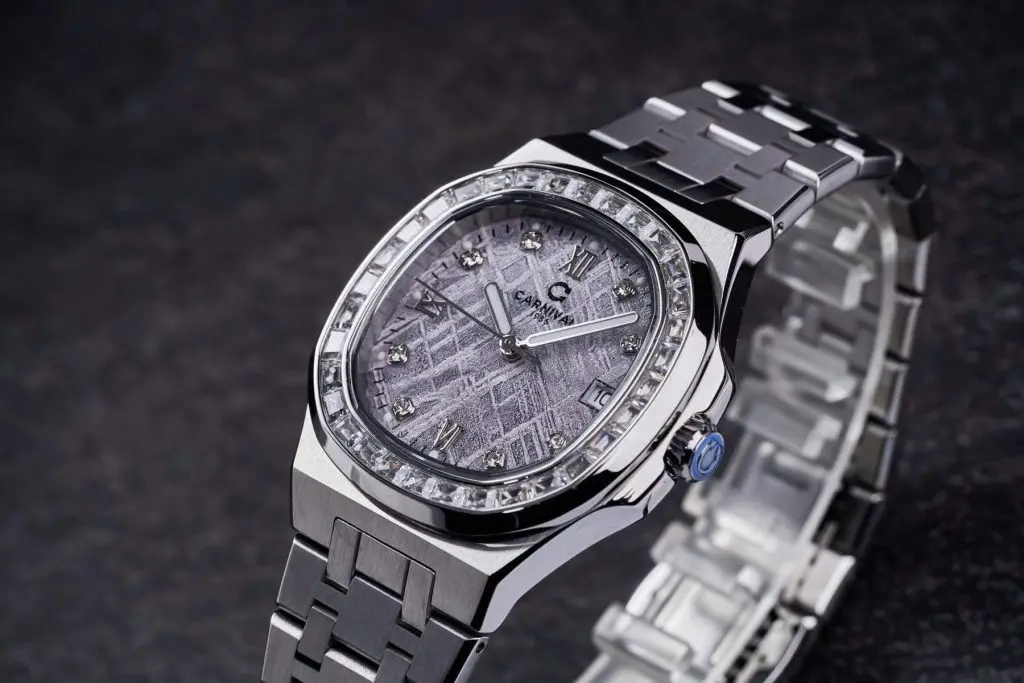 Mặt đồng hồ 34mm cùng lớp kính Sapphire chống trầy xước