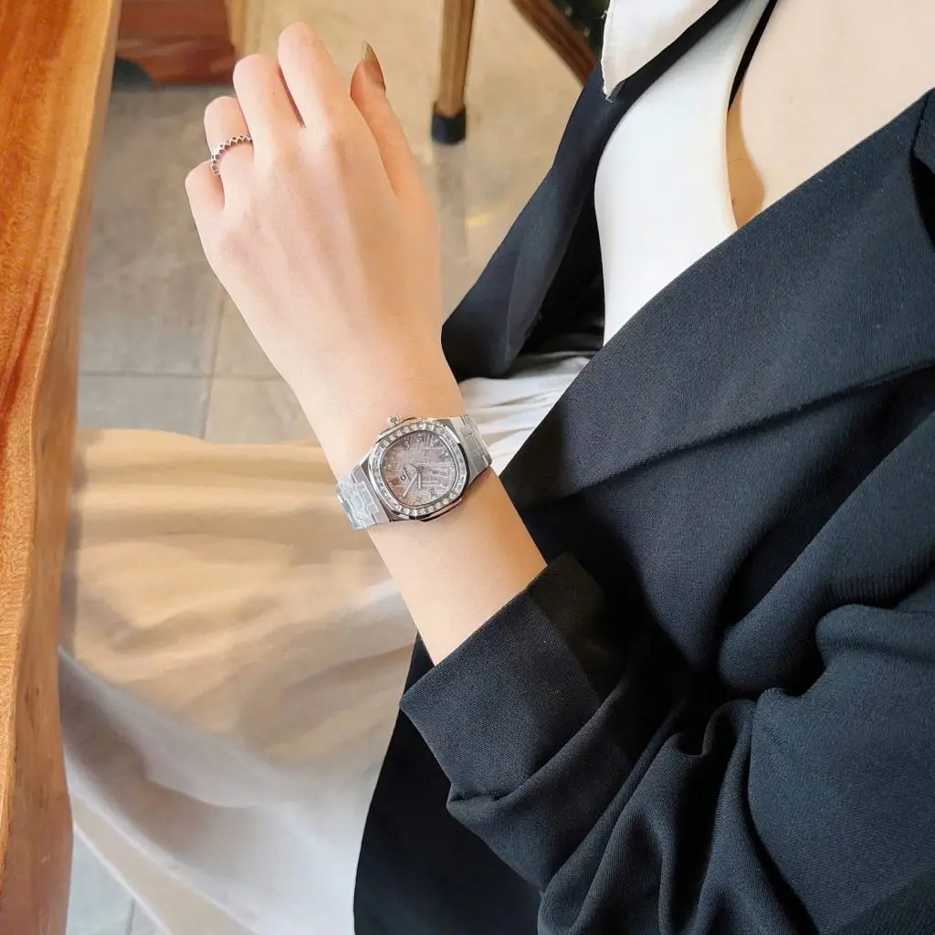 Tùy chọn dây thép hoặc dây da cao cấp mềm mại