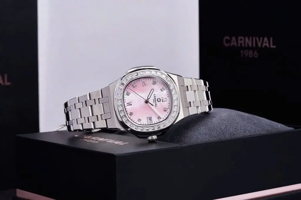 Kích thước mặt 34mm cực kỳ vừa vặn với cổ tay phái nữ