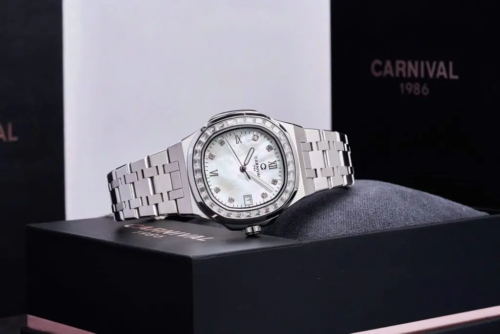 Mặt đồng hồ 34mm với thiết kế thanh mảnh, tinh tế