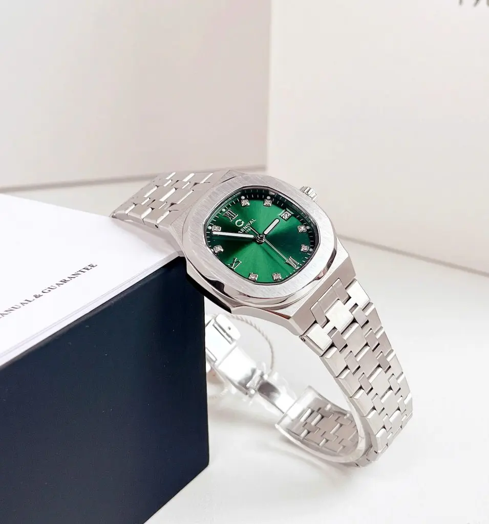 Kích thước mặt 34mm vừa vặn với cổ tay phái đẹp