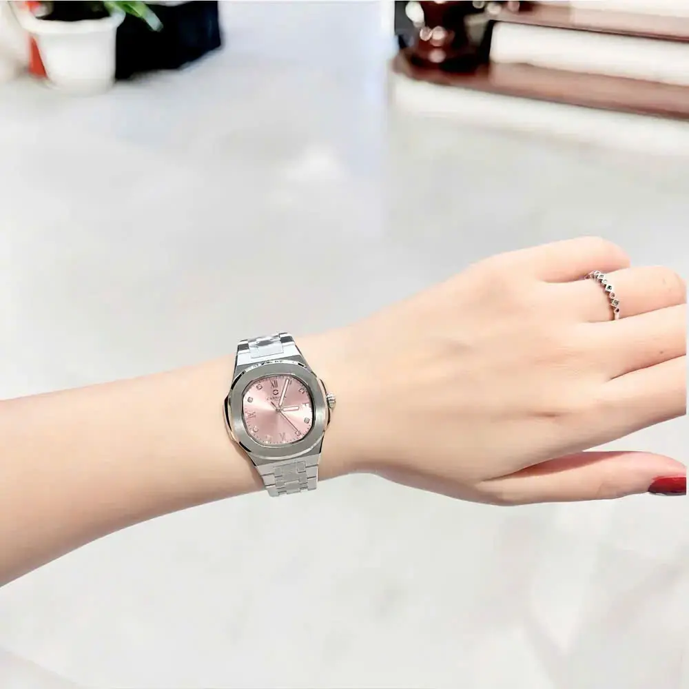 Kích cỡ 34mm cân đối cùng mặt số màu hồng nữ tính