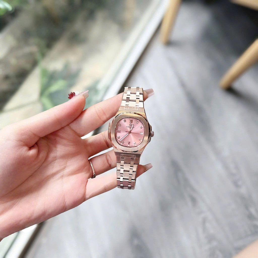 Mặt kính Sapphire chống trầy xước và dây đeo thép không gỉ