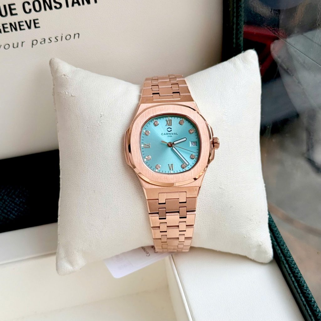 Chất liệu thép không gỉ và kính Sapphire bảo vệ đồng hồ tối đa