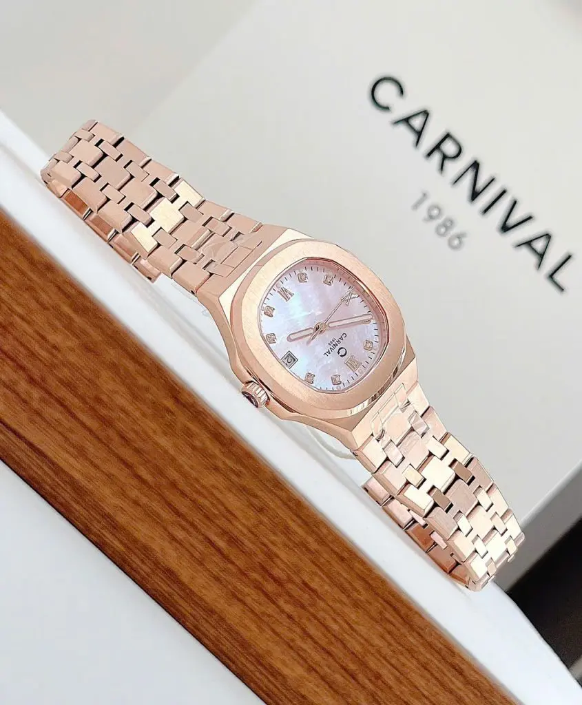 Kích thước 34mm cùng mặt xà cừ hồng vừa vặn với cổ tay phái nữ