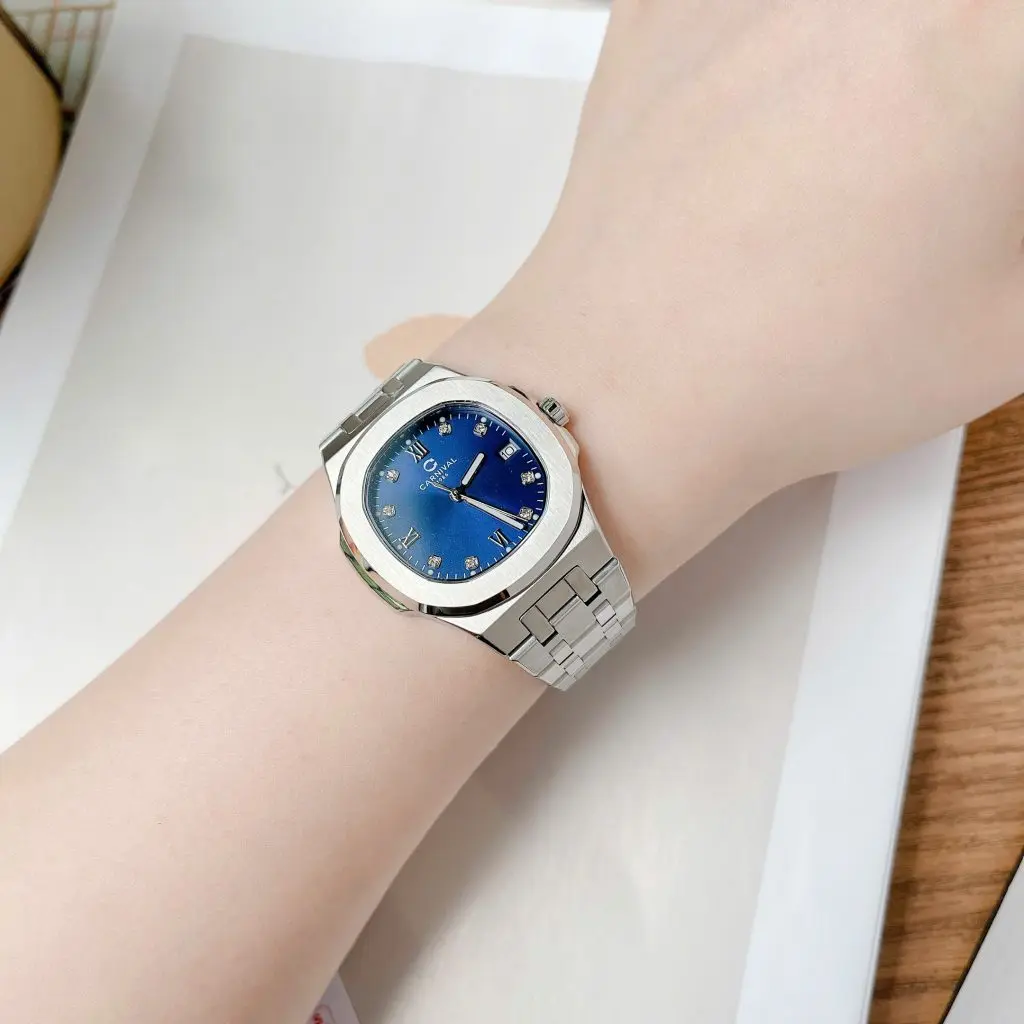 Mặt số 34mm màu xanh cuốn hút của đồng hồ Carnival