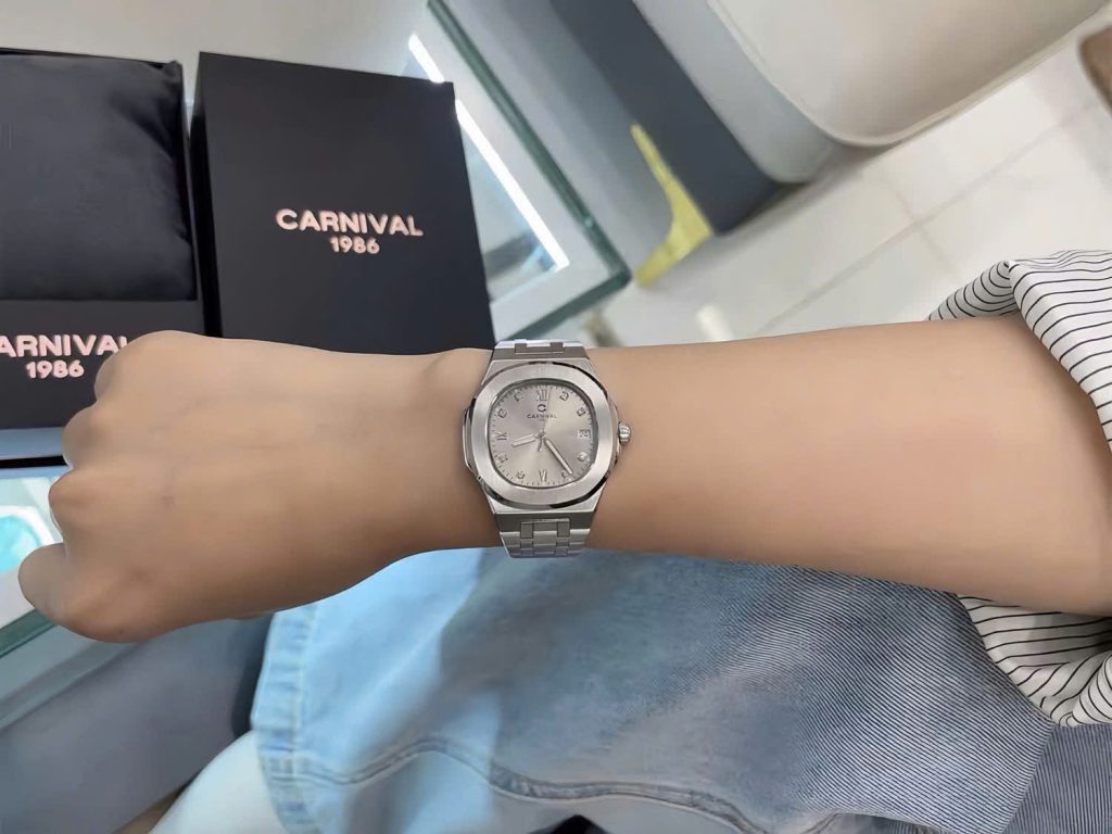 Khả năng chống nước 50m tiện lợi cho sinh hoạt hằng ngày