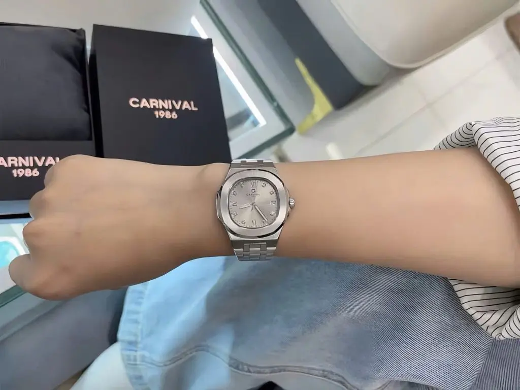 Khả năng chống nước 50m tiện lợi cho sinh hoạt hằng ngày