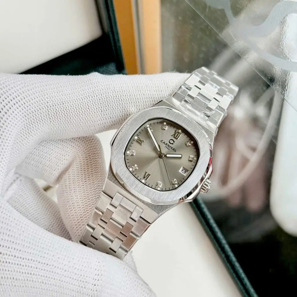 Mặt số 34mm vừa vặn trên cổ tay phái đẹp