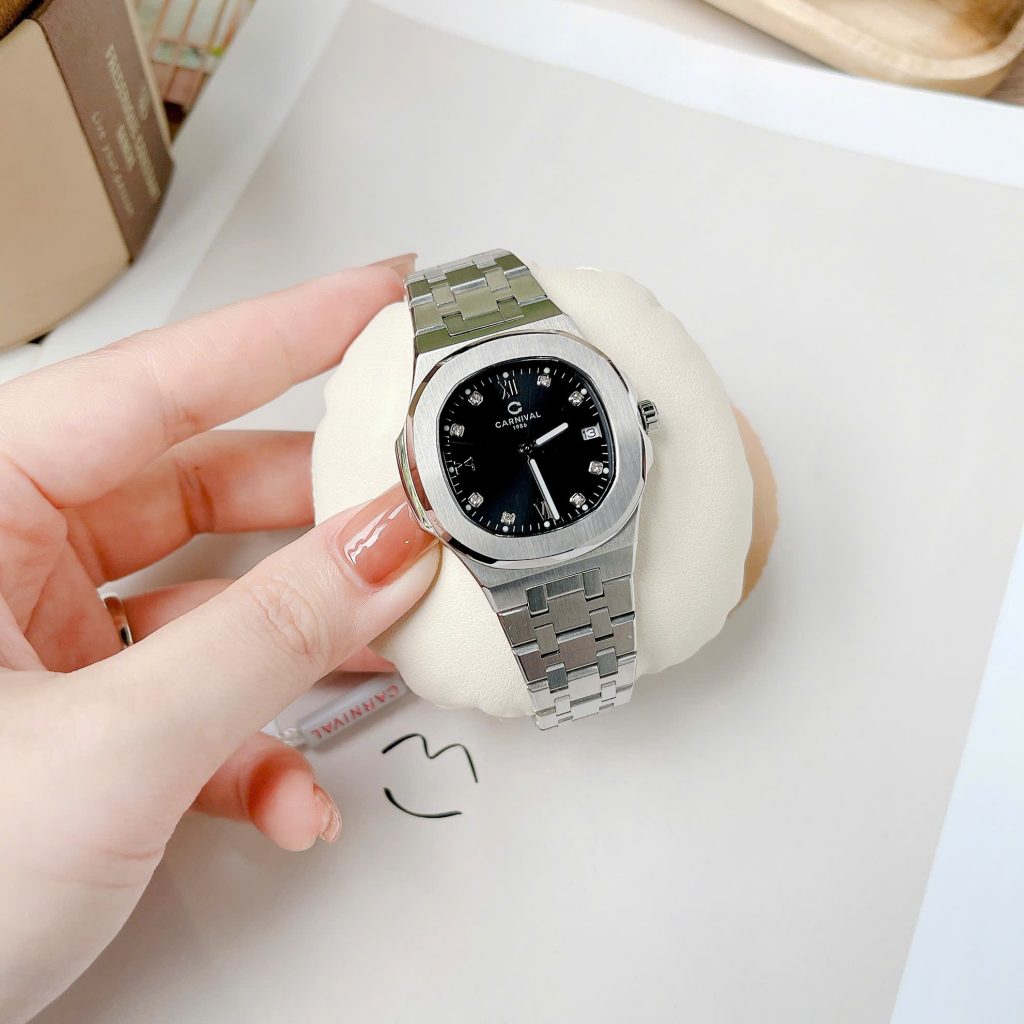 Mặt kính Sapphire và vỏ thép chống gỉ cao cấp