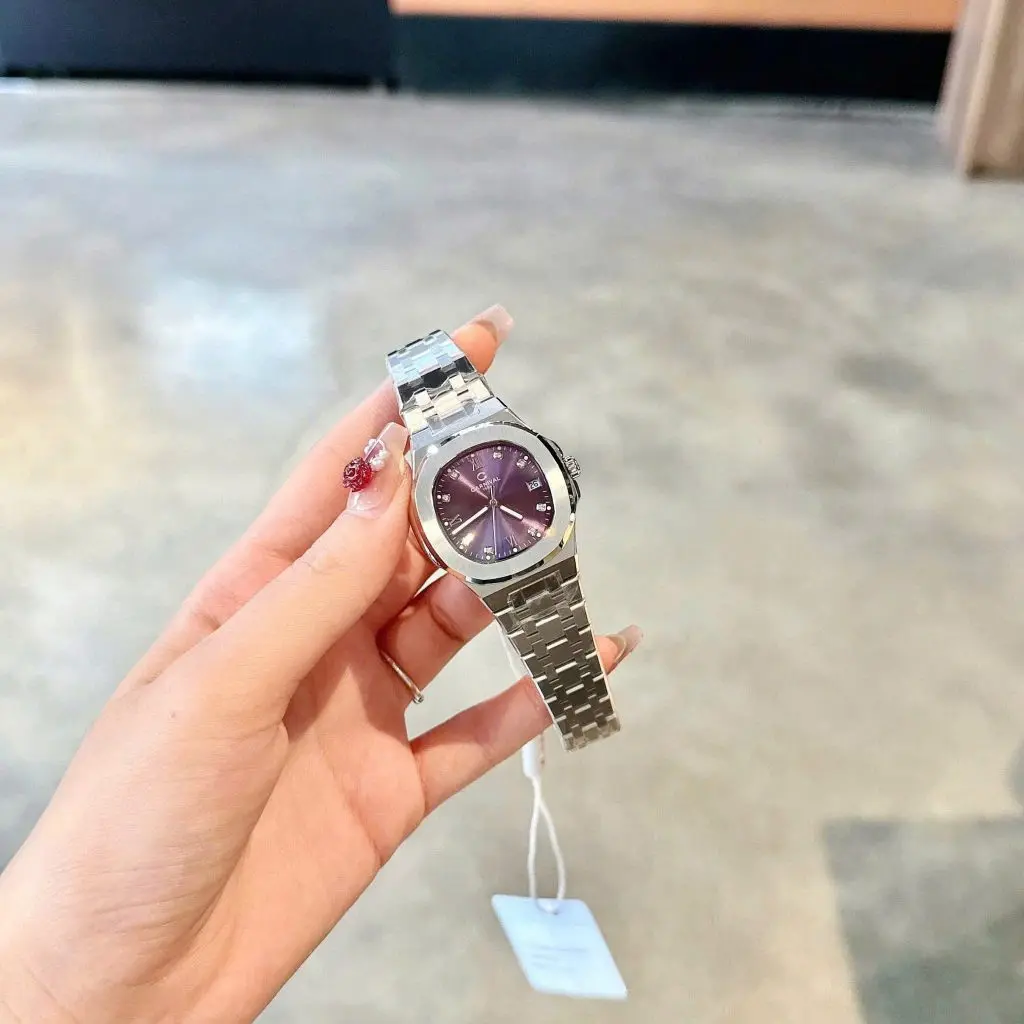 Chất liệu thép không gỉ kết hợp mặt kính Sapphire bền bỉ
