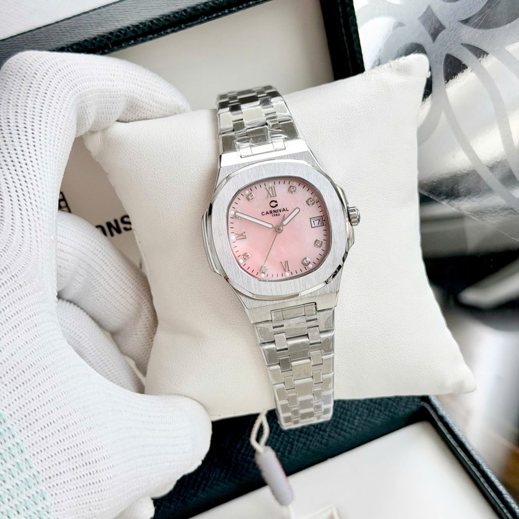 Các chi tiết kim và cọc số được hoàn thiện vô cùng tinh xảo