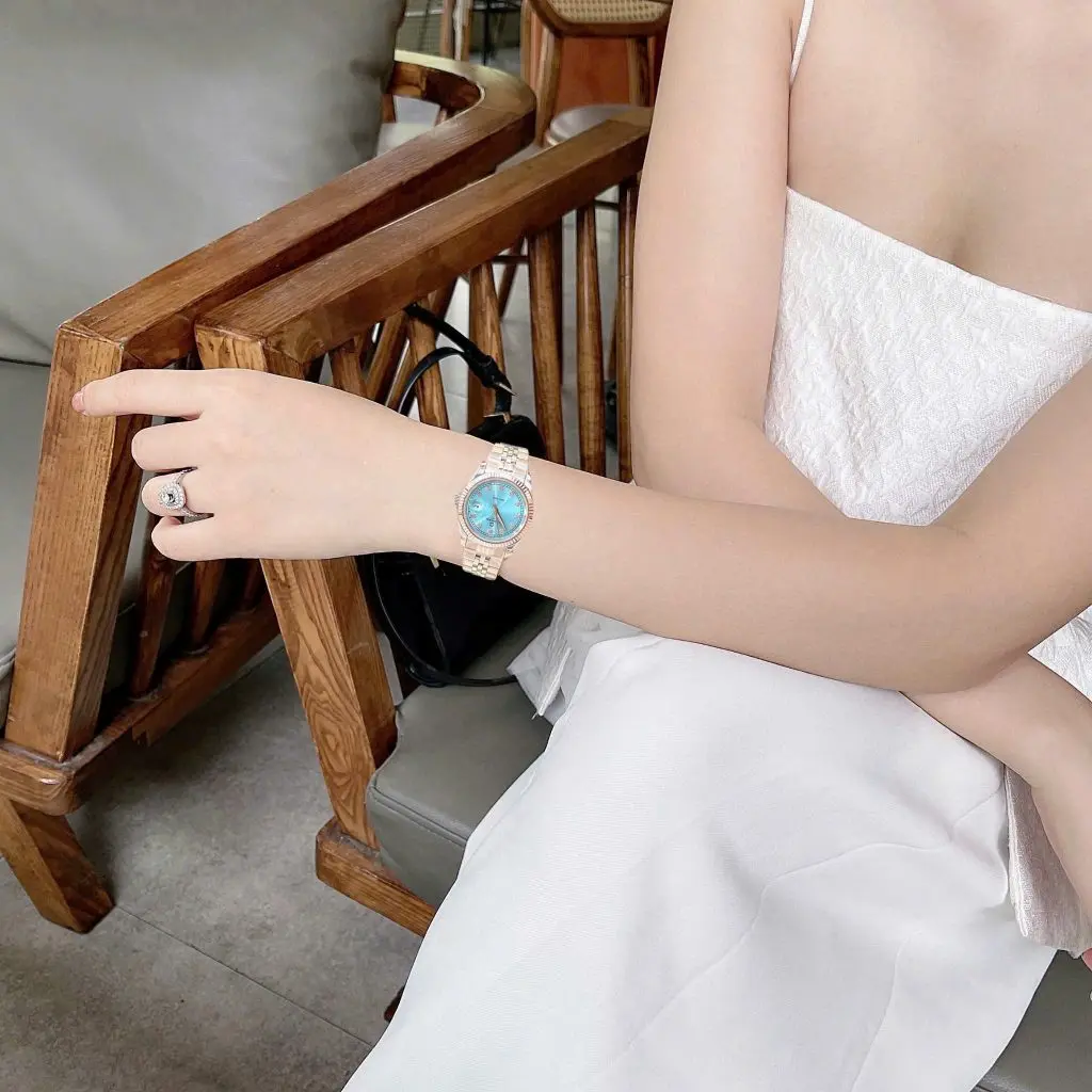Dây đeo thép không gỉ cùng mặt kính Sapphire chống trầy xước hiệu quả
