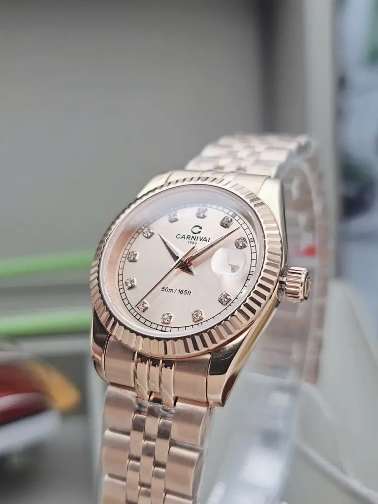 Bộ máy Quartz Thụy Sĩ đảm bảo sự chính xác và bền bỉ theo thời gian