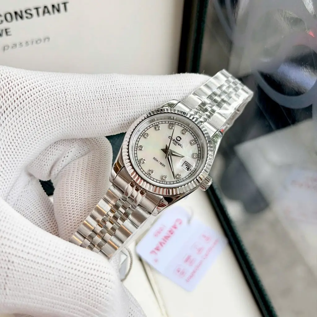 Mặt kính Sapphire và nền xà cừ trắng sang trọng của đồng hồ