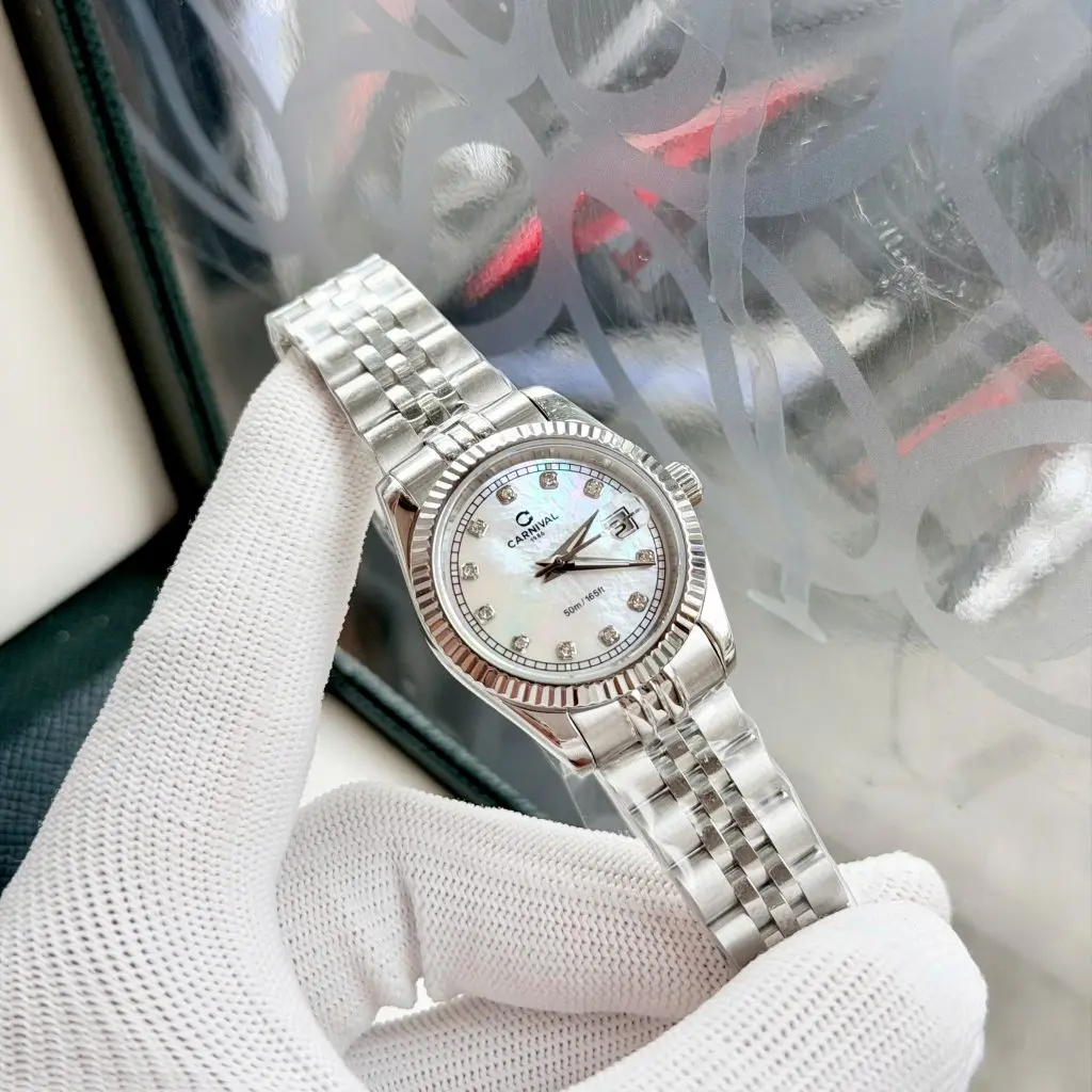 Bộ máy Quartz bền bỉ cùng khả năng chống nước 50m tiện dụng