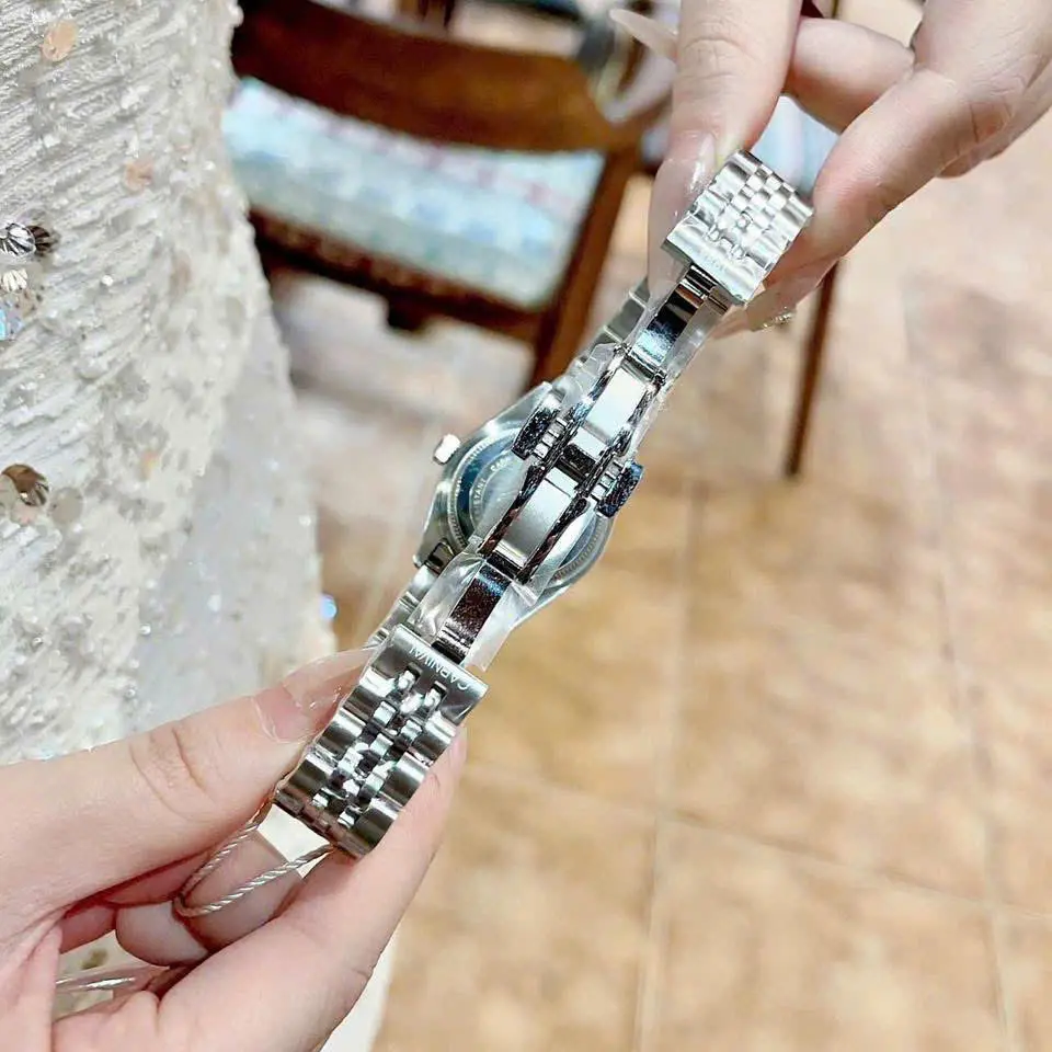 Bộ máy Pin bền bỉ cùng khả năng chống nước 50m tiện lợi