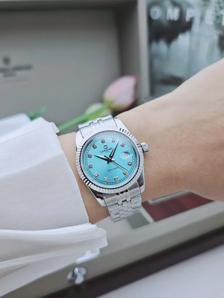 Khả năng chống nước 50m giúp bạn an tâm sử dụng hằng ngày