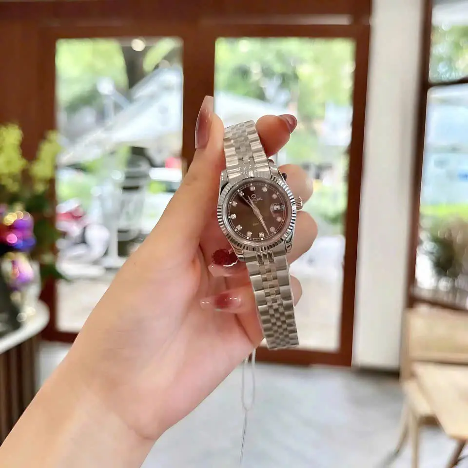 Trang bị kính Sapphire chống xước và máy Pin chuẩn Thụy Sĩ
