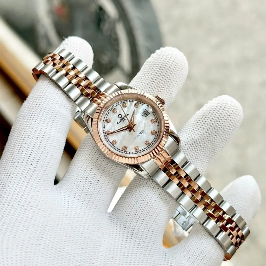 Trang bị kính Sapphire chống xước và chất liệu thép không gỉ cao cấp