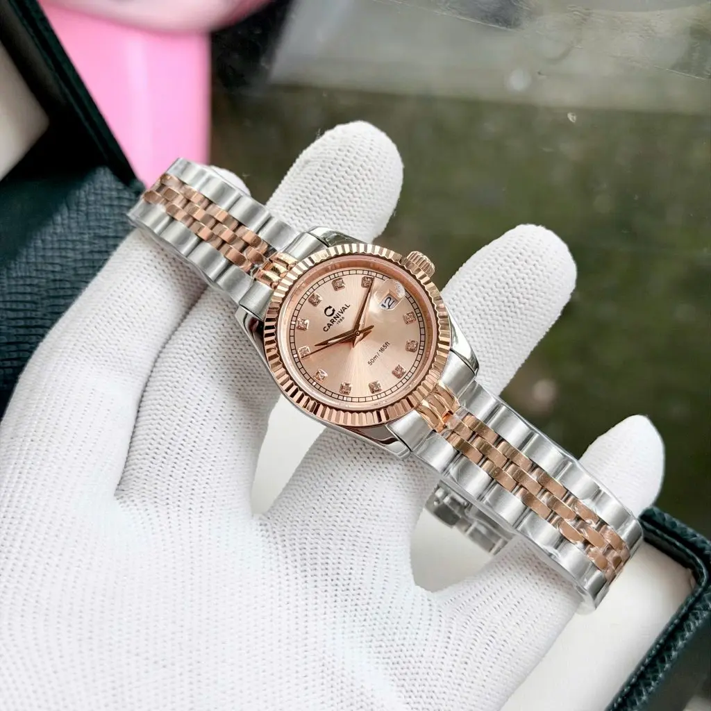 Kích cỡ 30mm cùng mặt Sundust lấp lánh phù hợp với cổ tay nữ giới