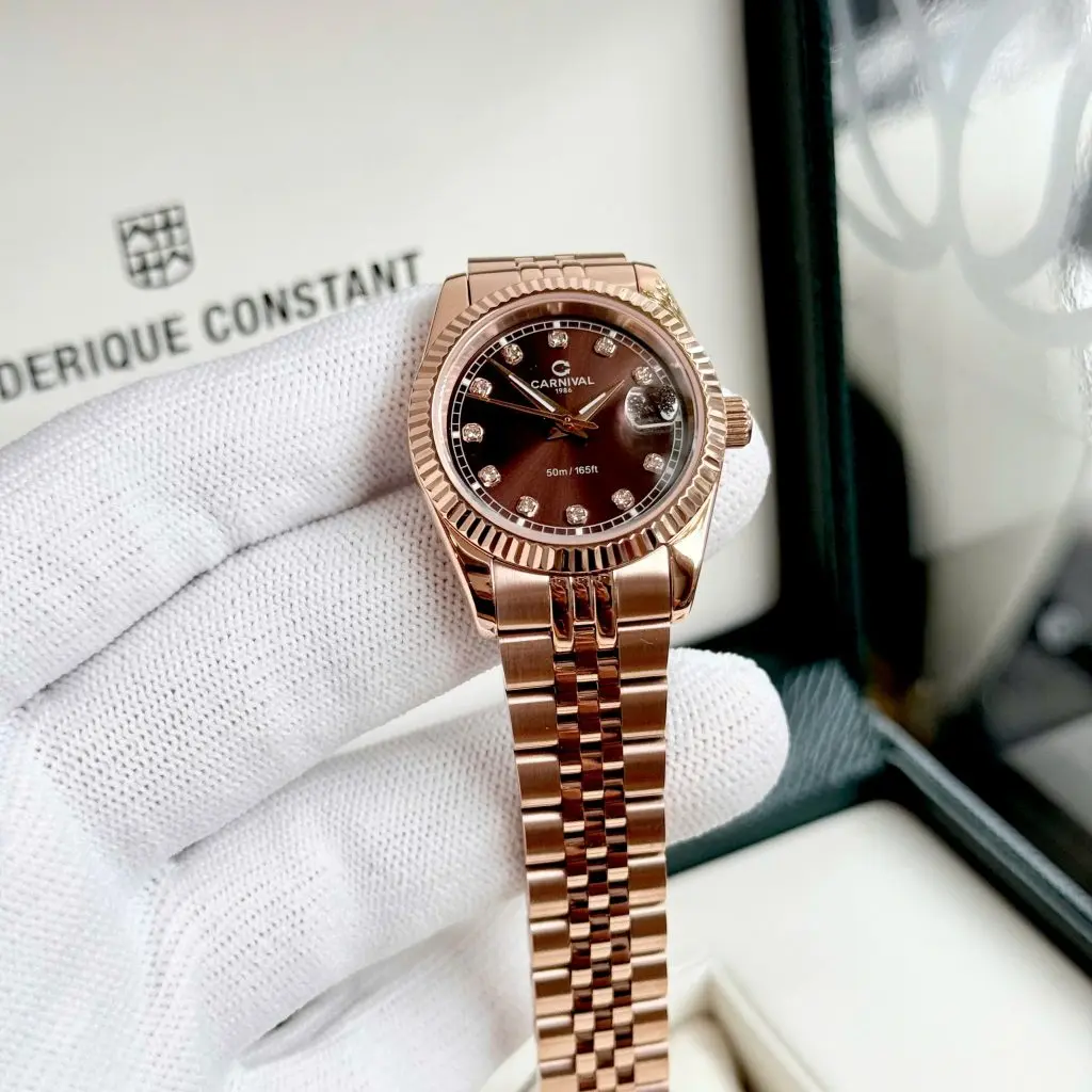 Trang bị kính Sapphire chống xước và máy Quartz chính xác
