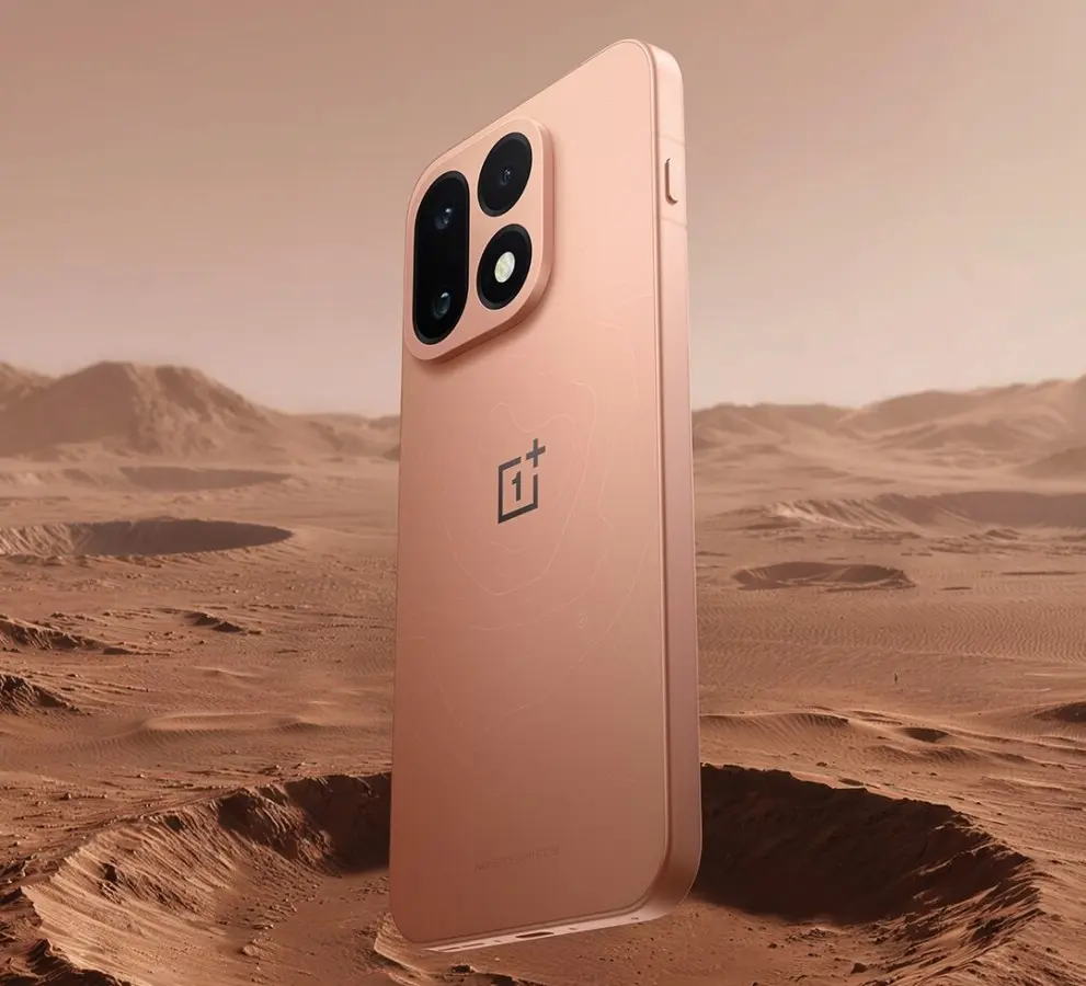 Mặt lưng màu cam đồng của điện thoại OnePlus 16 5G với cụm camera sau nổi bật và họa tiết vân chìm độc đáo