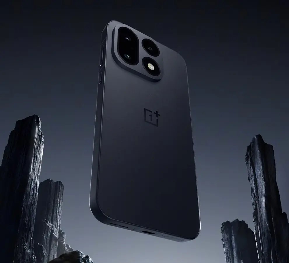 Mặt lưng màu đen nhám của điện thoại OnePlus 16 5G góc nghiêng làm nổi bật cụm camera sau và logo ở chính giữa