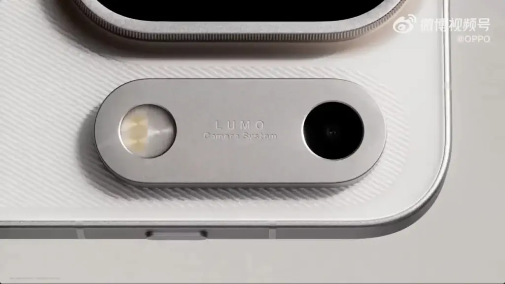 Cận cảnh dải camera phụ nằm ngang in chữ LUMO Camera System trên mặt lưng trắng vân nổi của điện thoại OPPO Find X10