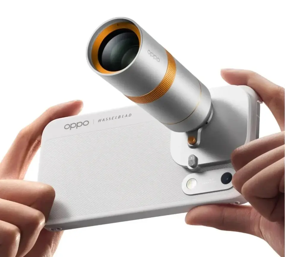 Đôi tay cầm ngang điện thoại OPPO màu trắng logo Hasselblad gắn phụ kiện ống kính rời màu bạc viền cam
