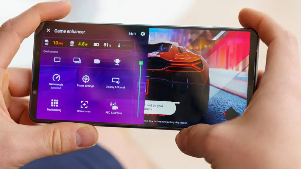 Hai tay cầm ngang điện thoại Sony Xperia 1 Mark VI hiển thị menu Game enhancer cùng trò chơi đua xe trên màn hình