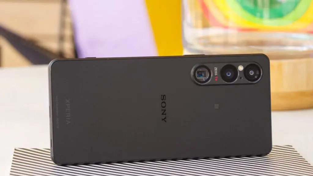 Mặt lưng màu đen của điện thoại Sony Xperia 1 Mark VI nổi bật với cụm ba camera ZEISS T* và logo SONY